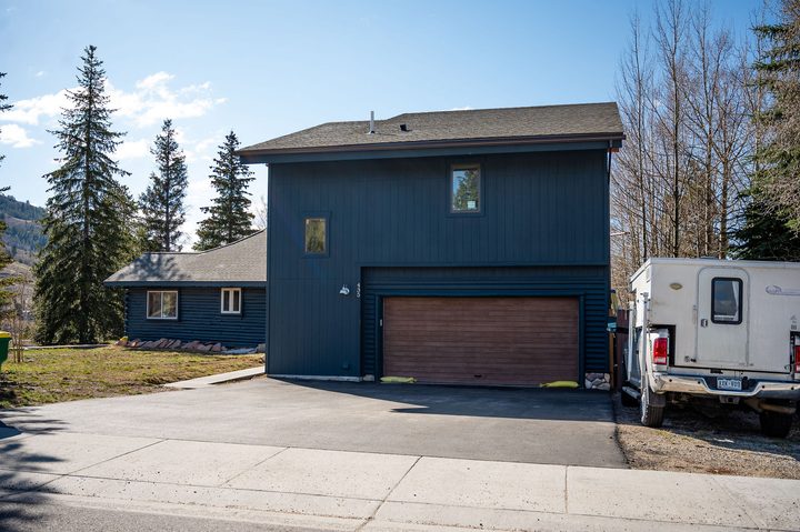Photo 1 of 4: Two-storey home in deep blue, Summit County, CO
